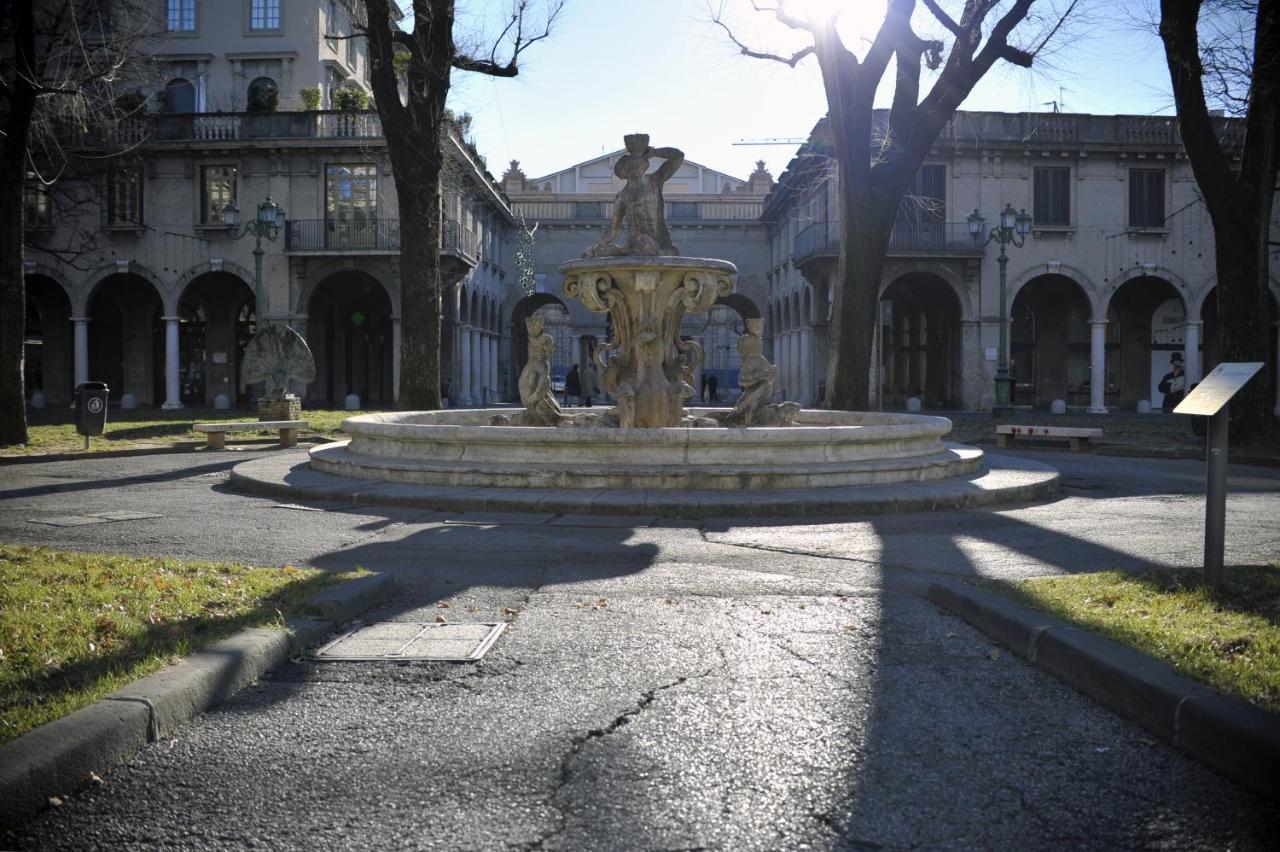 Bergamo Inn 15 エクステリア 写真 The fountain of the Piazza del Mercato