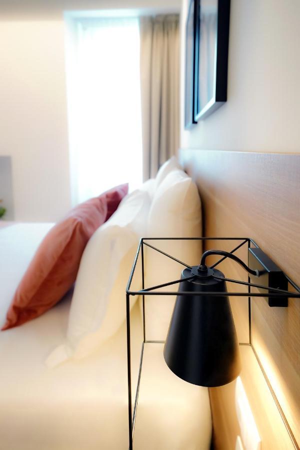 Bergamo Inn 15 エクステリア 写真 A wall-mounted lamp