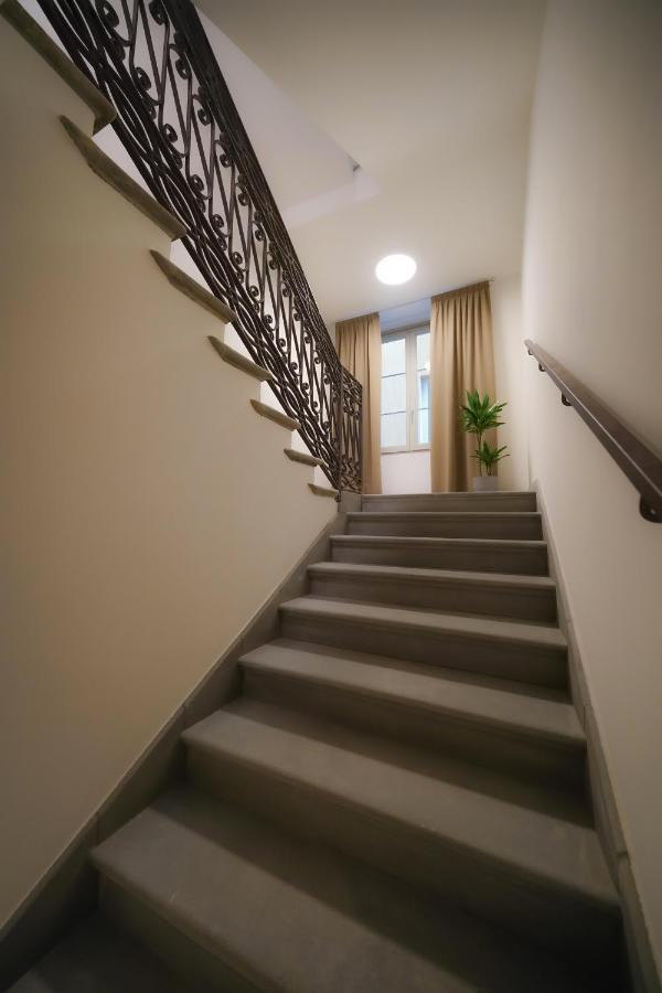 Bergamo Inn 15 エクステリア 写真 Stairs