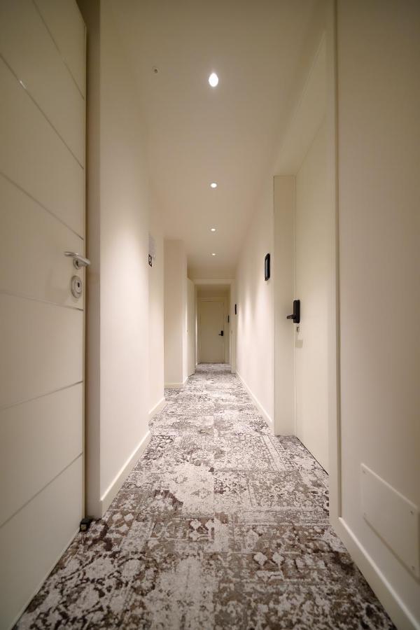 Bergamo Inn 15 エクステリア 写真 A corridor in a hotel