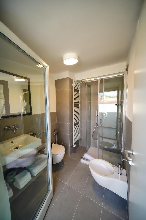 Bergamo Inn 15 エクステリア 写真 A shower enclosure