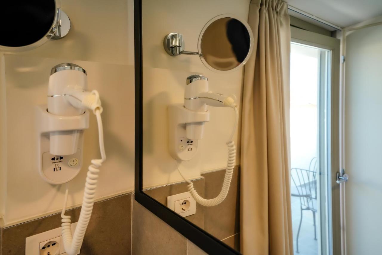 Bergamo Inn 15 エクステリア 写真 A wall-mounted hair dryer in a hotel room