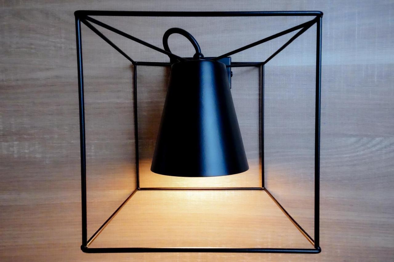 Bergamo Inn 15 エクステリア 写真 A wall lamp