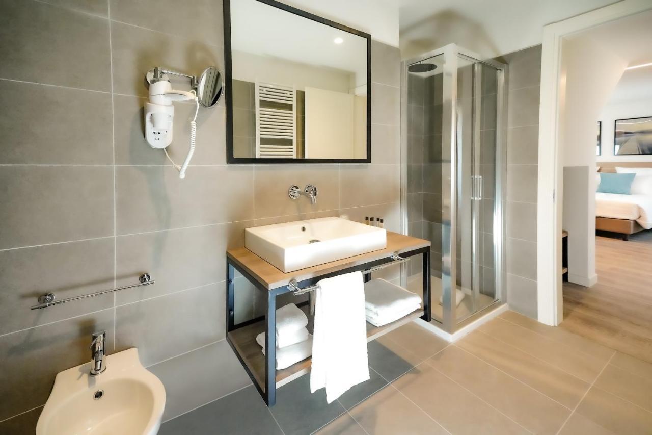 Bergamo Inn 15 エクステリア 写真 Bathroom of a hotel room