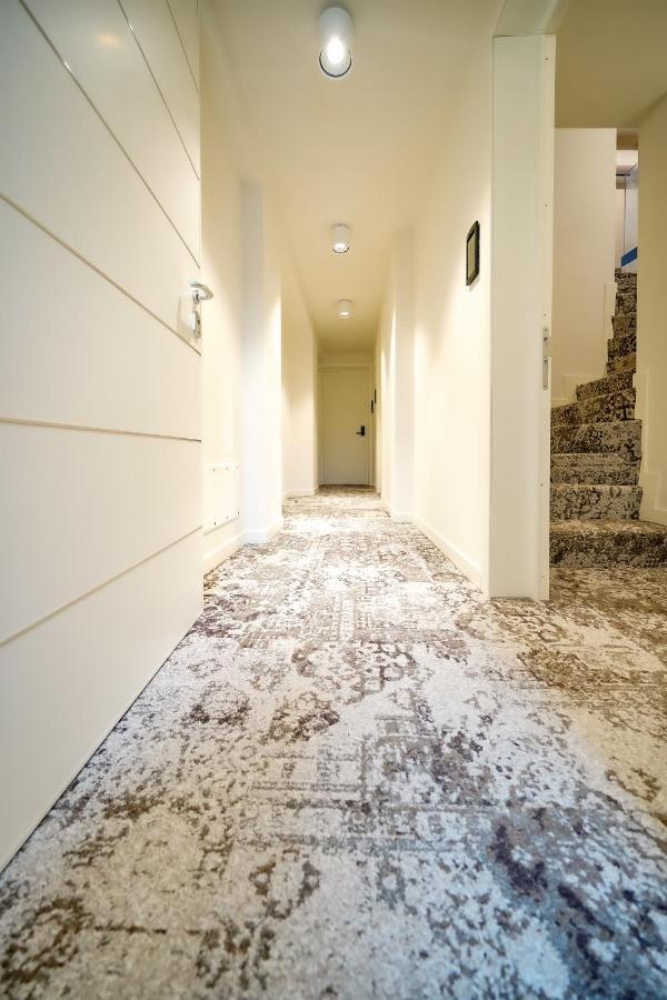 Bergamo Inn 15 エクステリア 写真 A granite floor
