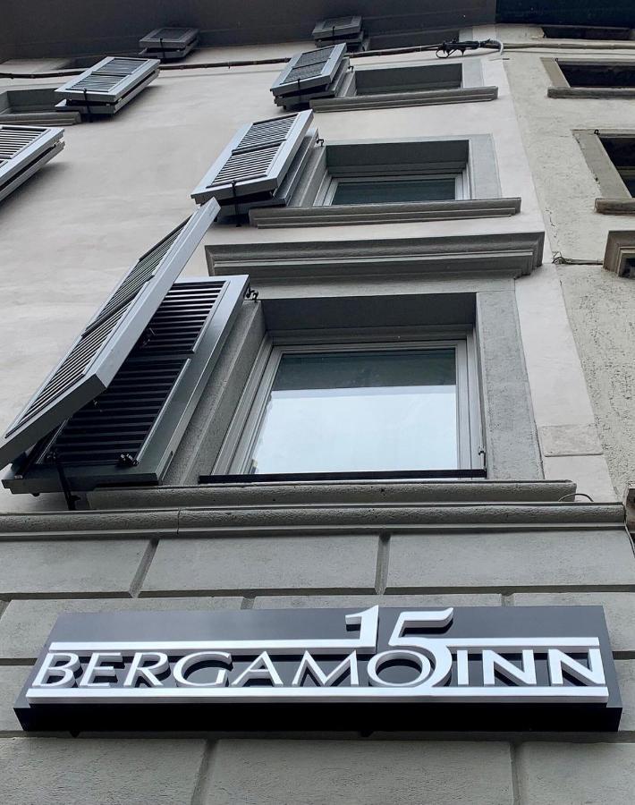 Bergamo Inn 15 エクステリア 写真 A window with a shutter