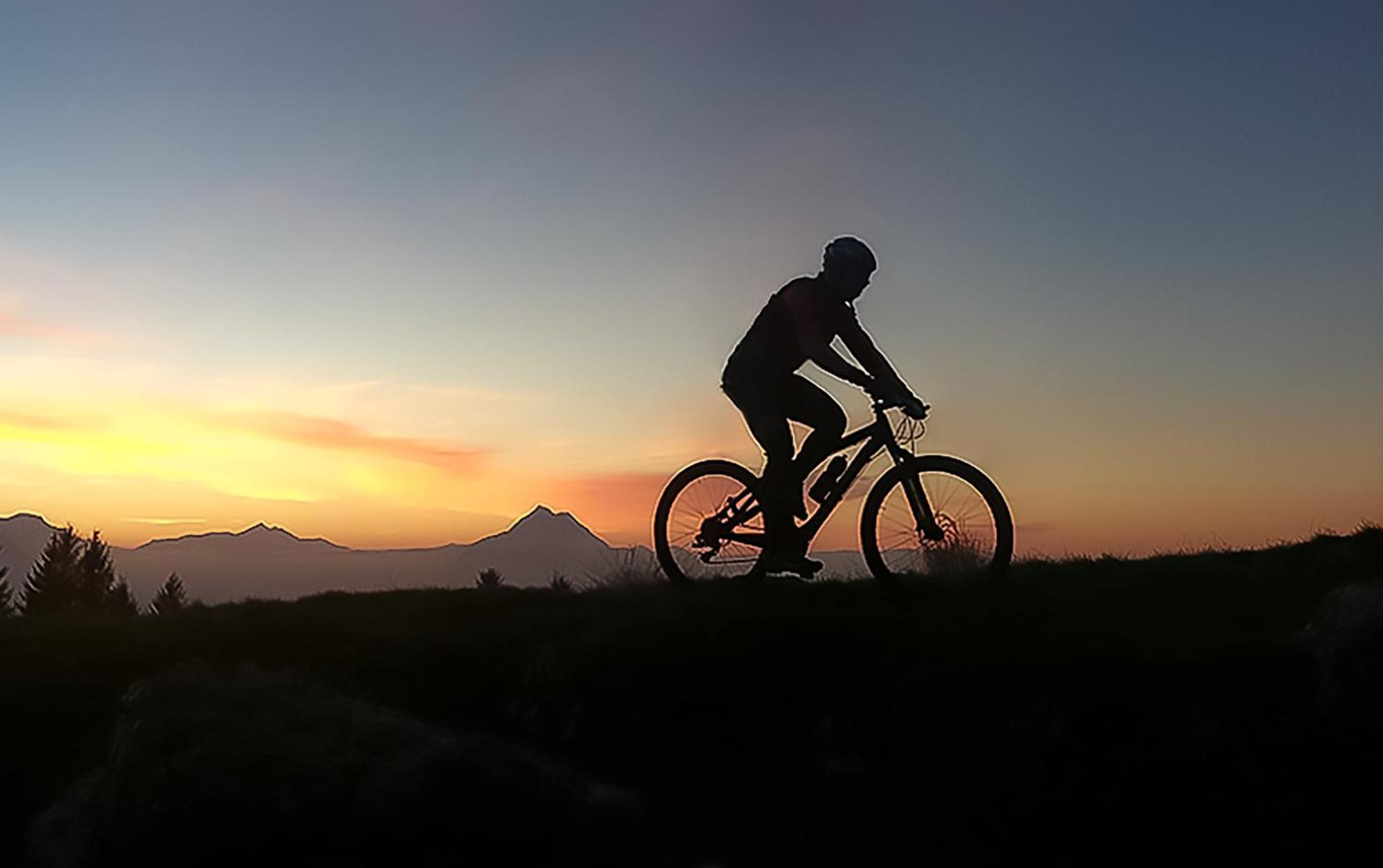 Bergamo Inn 15 エクステリア 写真 Mountain biking at sunset
